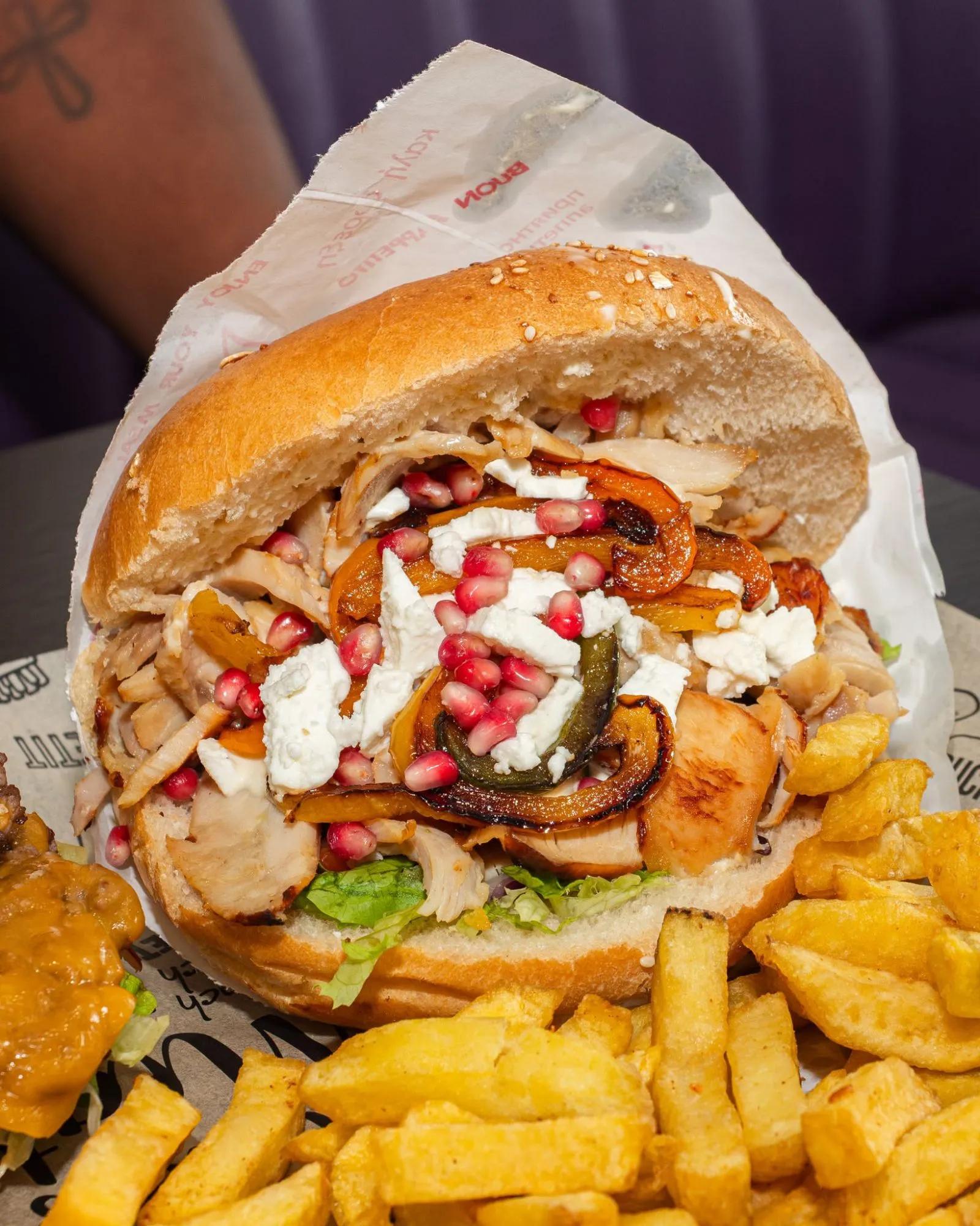 Kebab poulet, poivrons grillés, feta et grenade, avec frites
