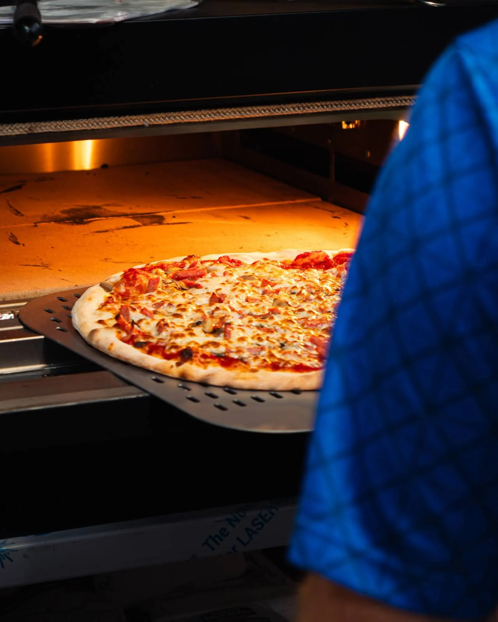 Pizza qui sort du four
